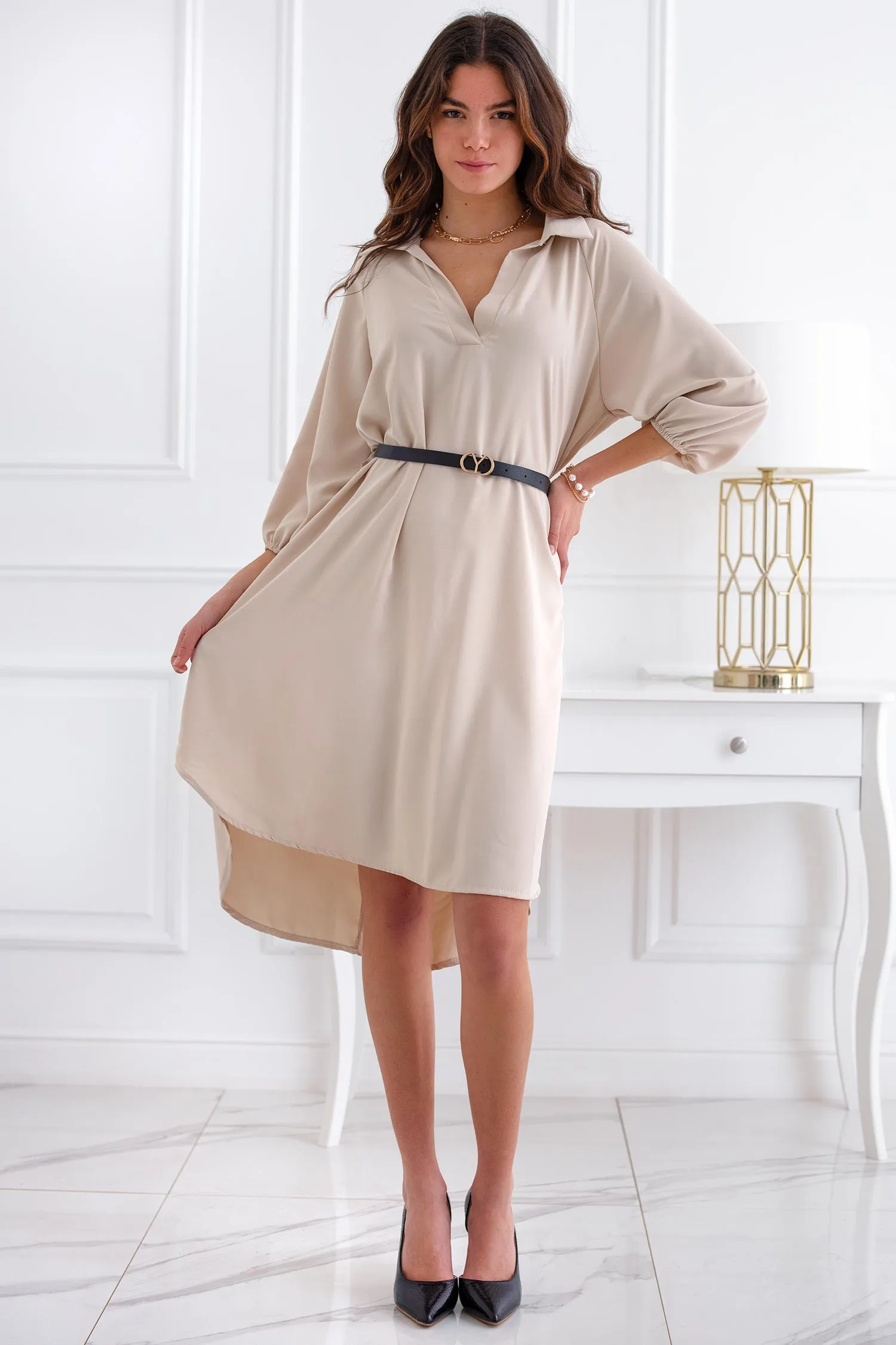 Abito beige svasato con cintura