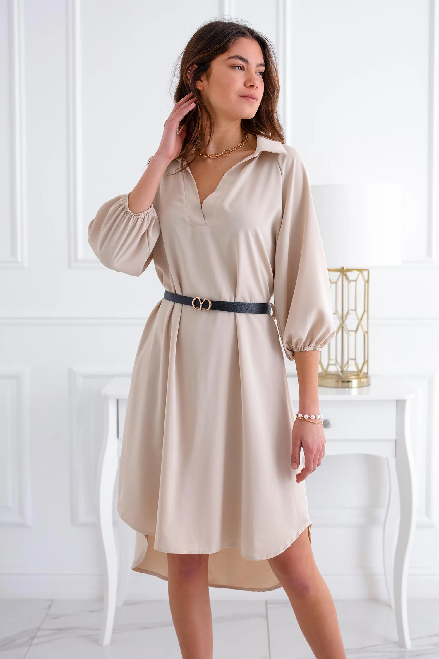 Abito beige svasato con cintura