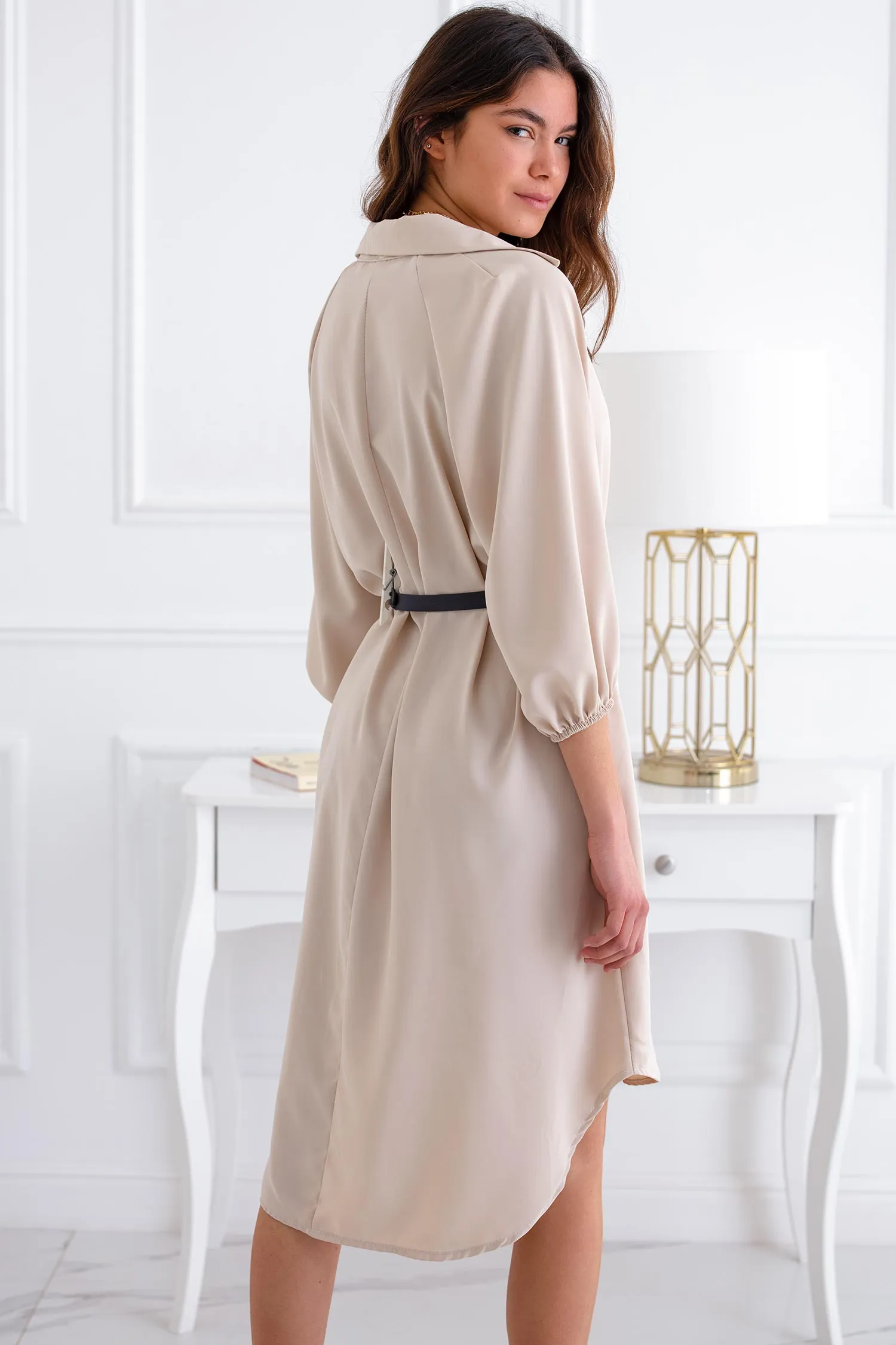 Abito beige svasato con cintura