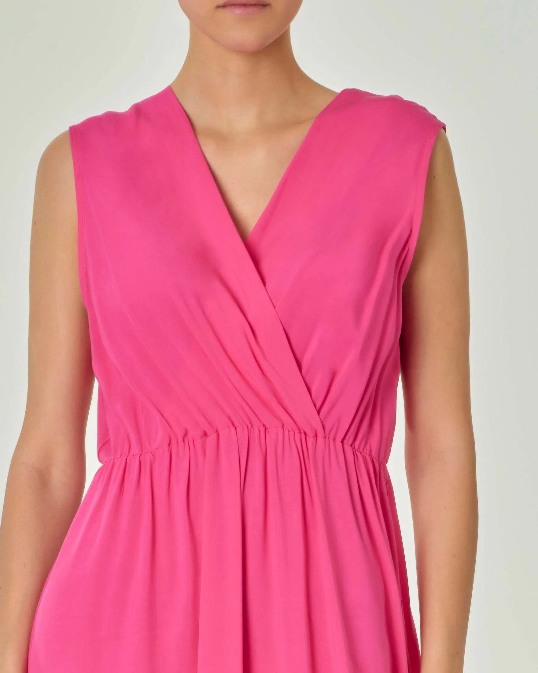 Abito corto fucsia senza maniche in viscosa con drappeggio incrociato con scollo a V