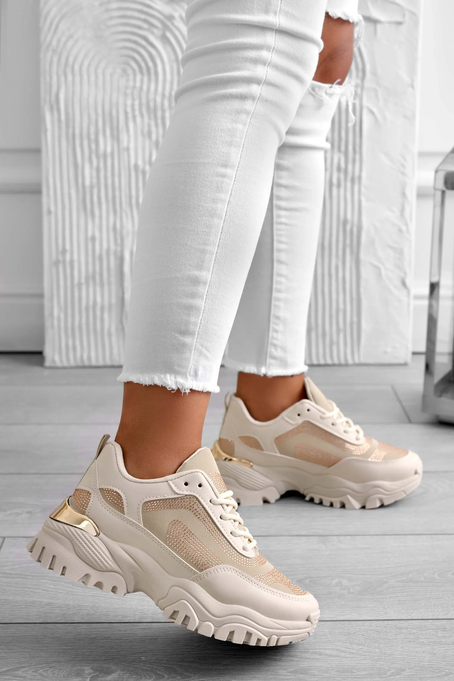 AMOR - Sneakers beige con suola spessa e strass