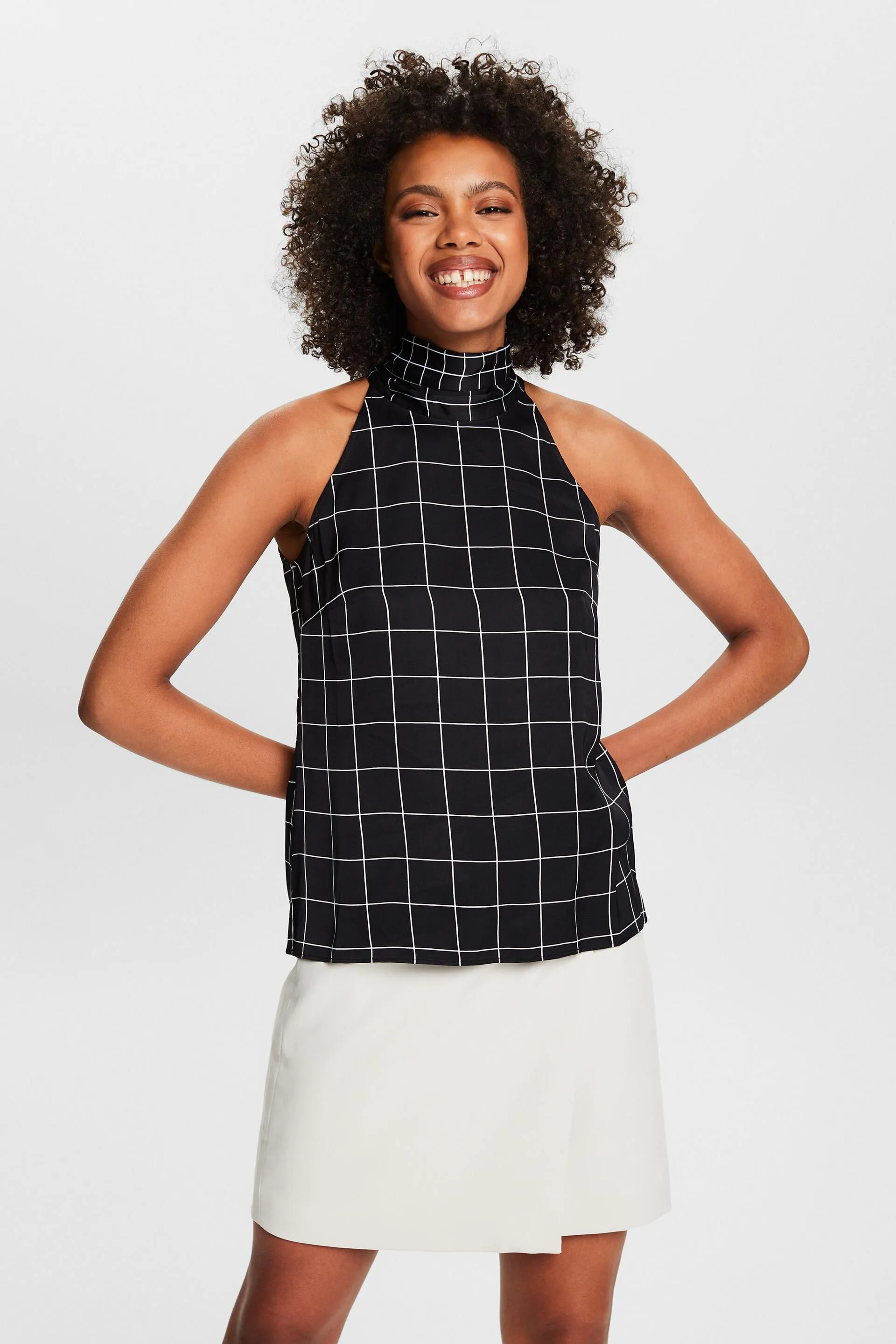 Blusa in raso con collo alto e laccetti alla nuca