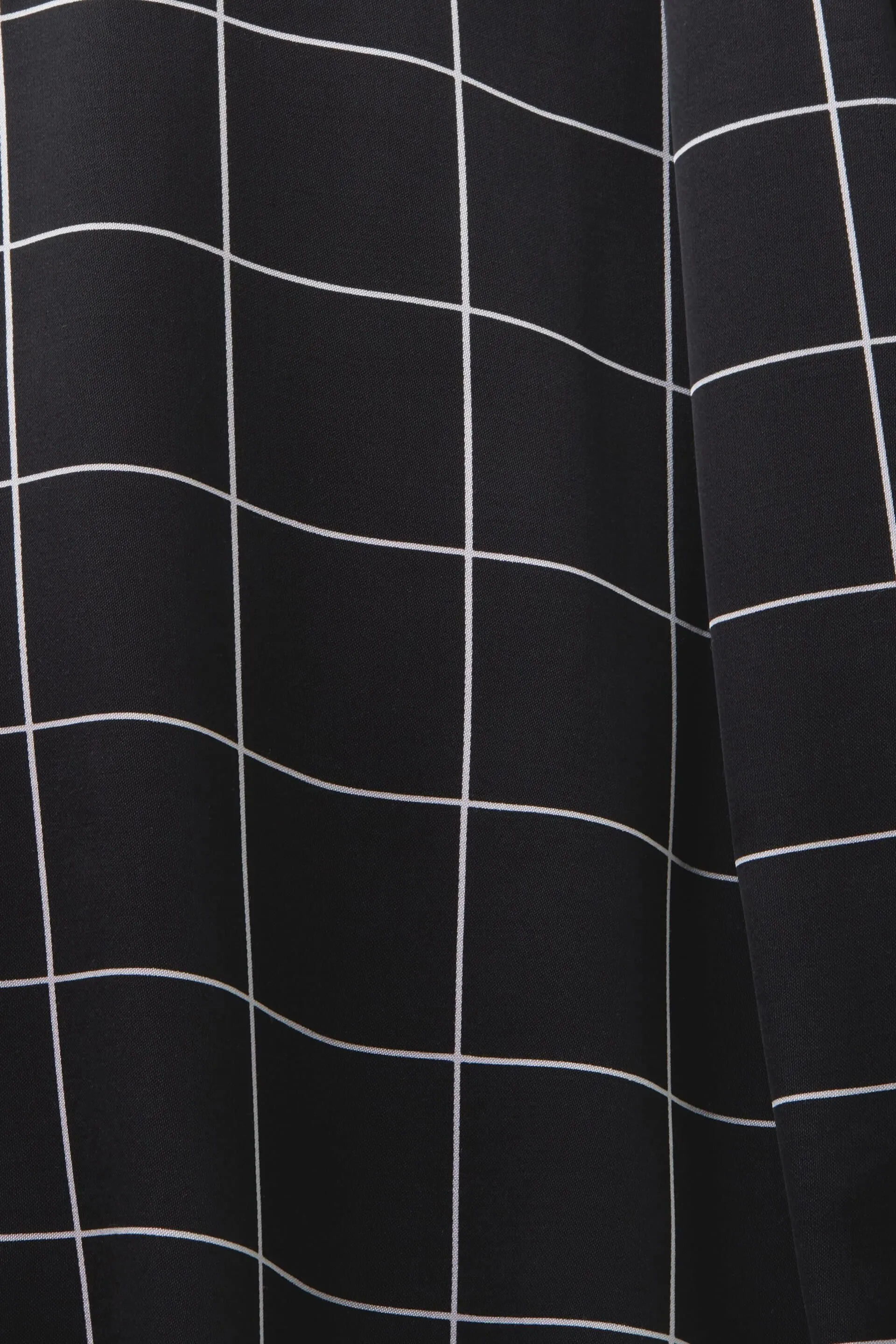 Blusa in raso con collo alto e laccetti alla nuca