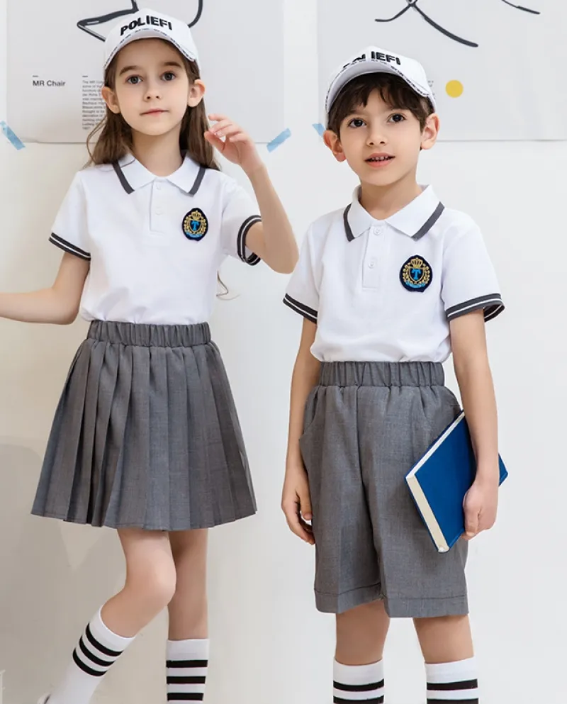 Camicia bianca a maniche corte con risvolto per bambini e gonna a pieghe corta Uniforme in due pezzi