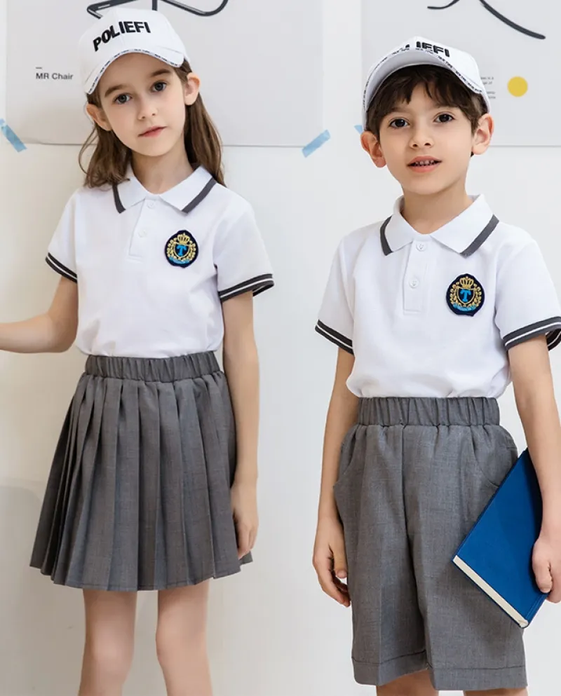 Camicia bianca a maniche corte con risvolto per bambini e gonna a pieghe corta Uniforme in due pezzi