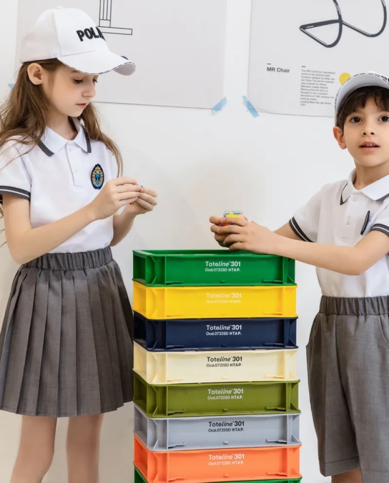 Camicia bianca a maniche corte con risvolto per bambini e gonna a pieghe corta Uniforme in due pezzi
