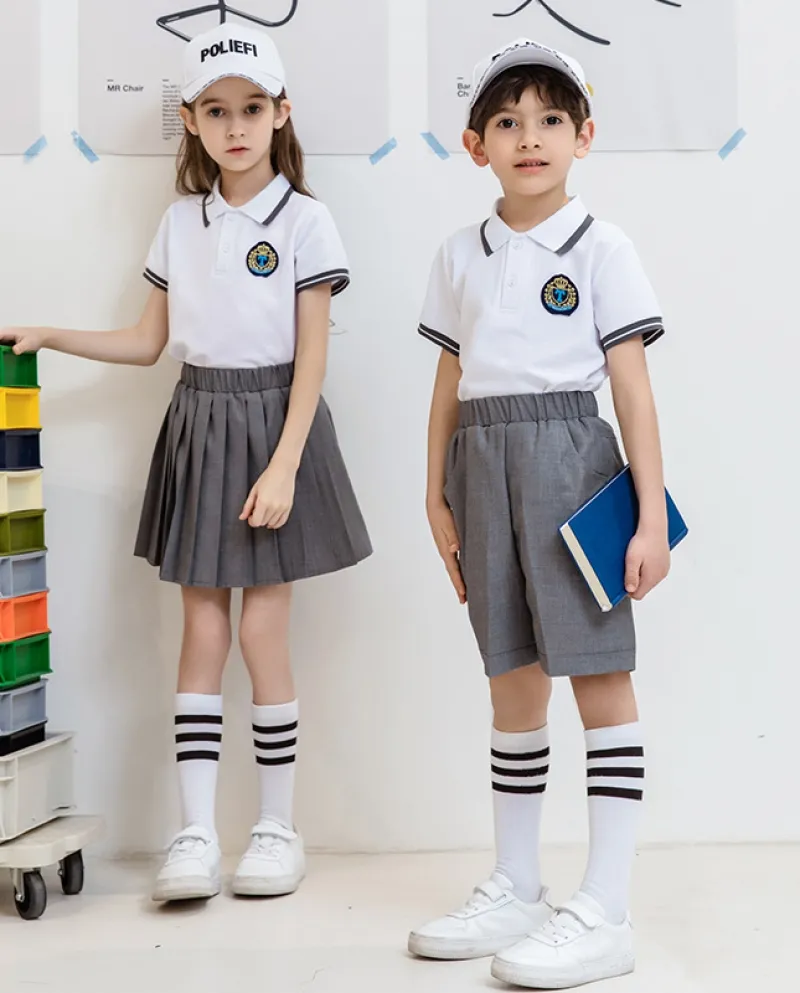 Camicia bianca a maniche corte con risvolto per bambini e gonna a pieghe corta Uniforme in due pezzi