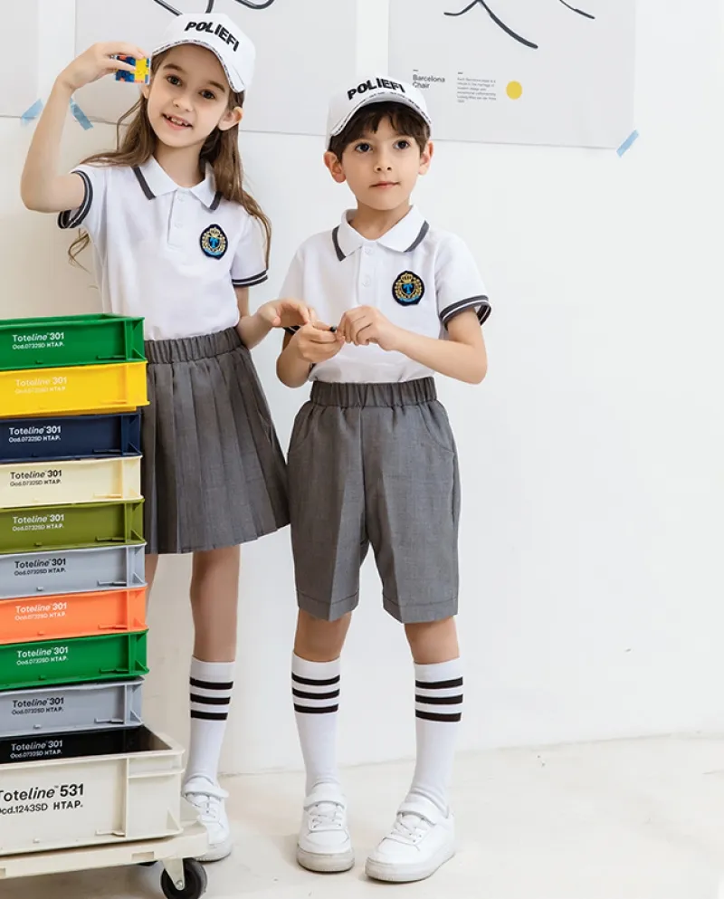 Camicia bianca a maniche corte con risvolto per bambini e gonna a pieghe corta Uniforme in due pezzi