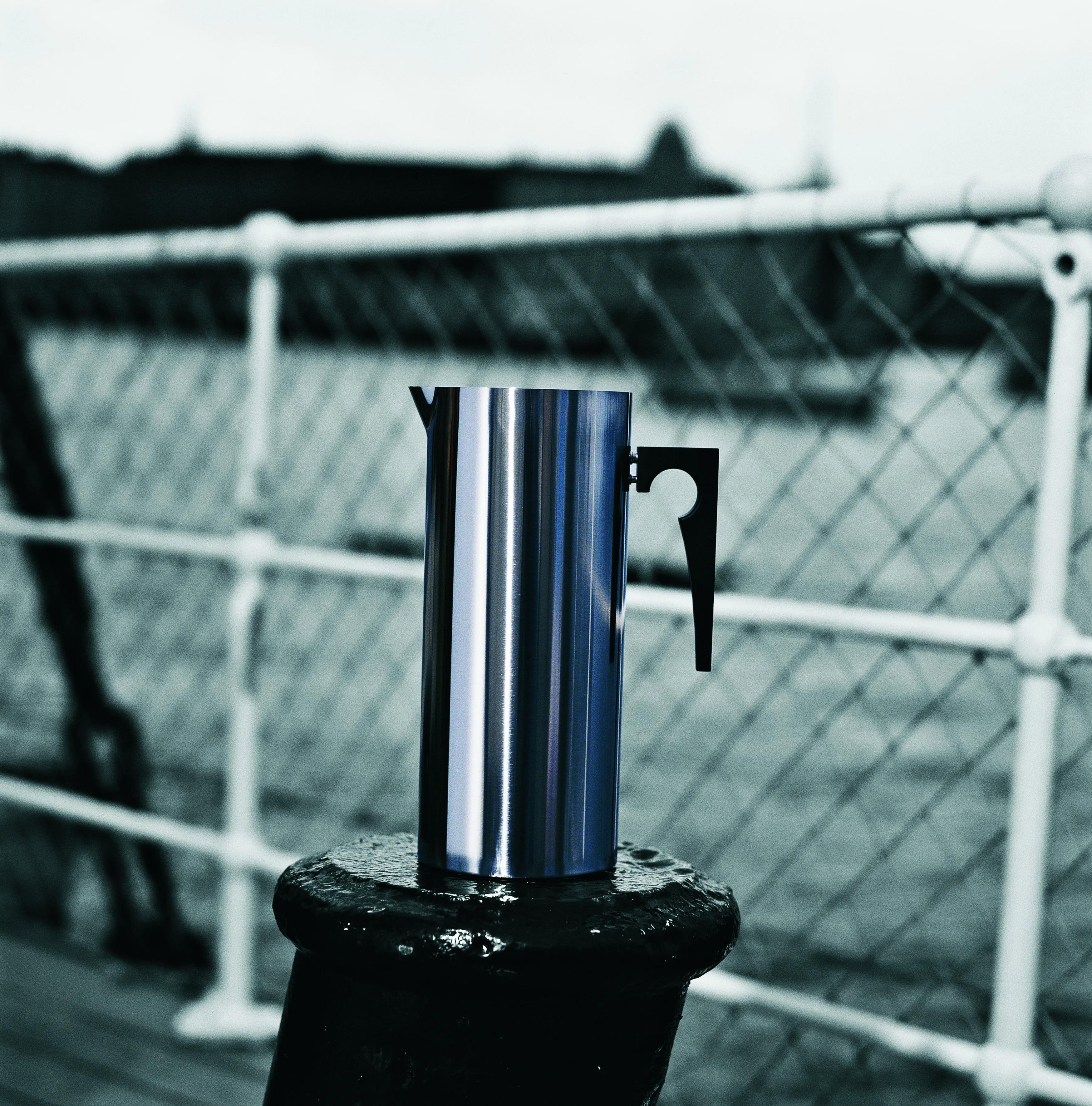 Caraffa con ferma ghiaccio AJ Cylinda-line.jo{font-size:18px}acciaio
