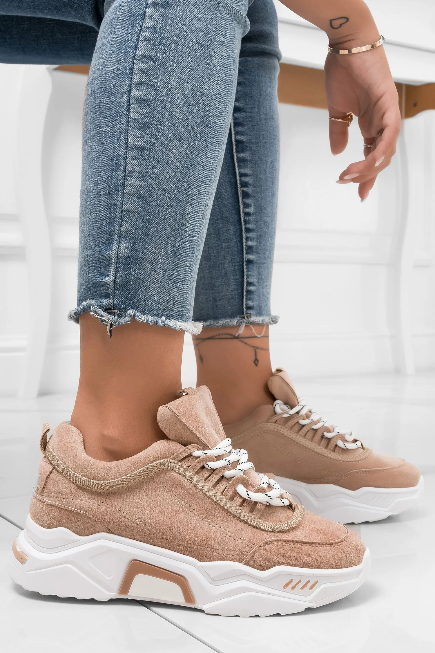 DELIZIA - Sneakers beige scamosciate con suola spessa e lacci