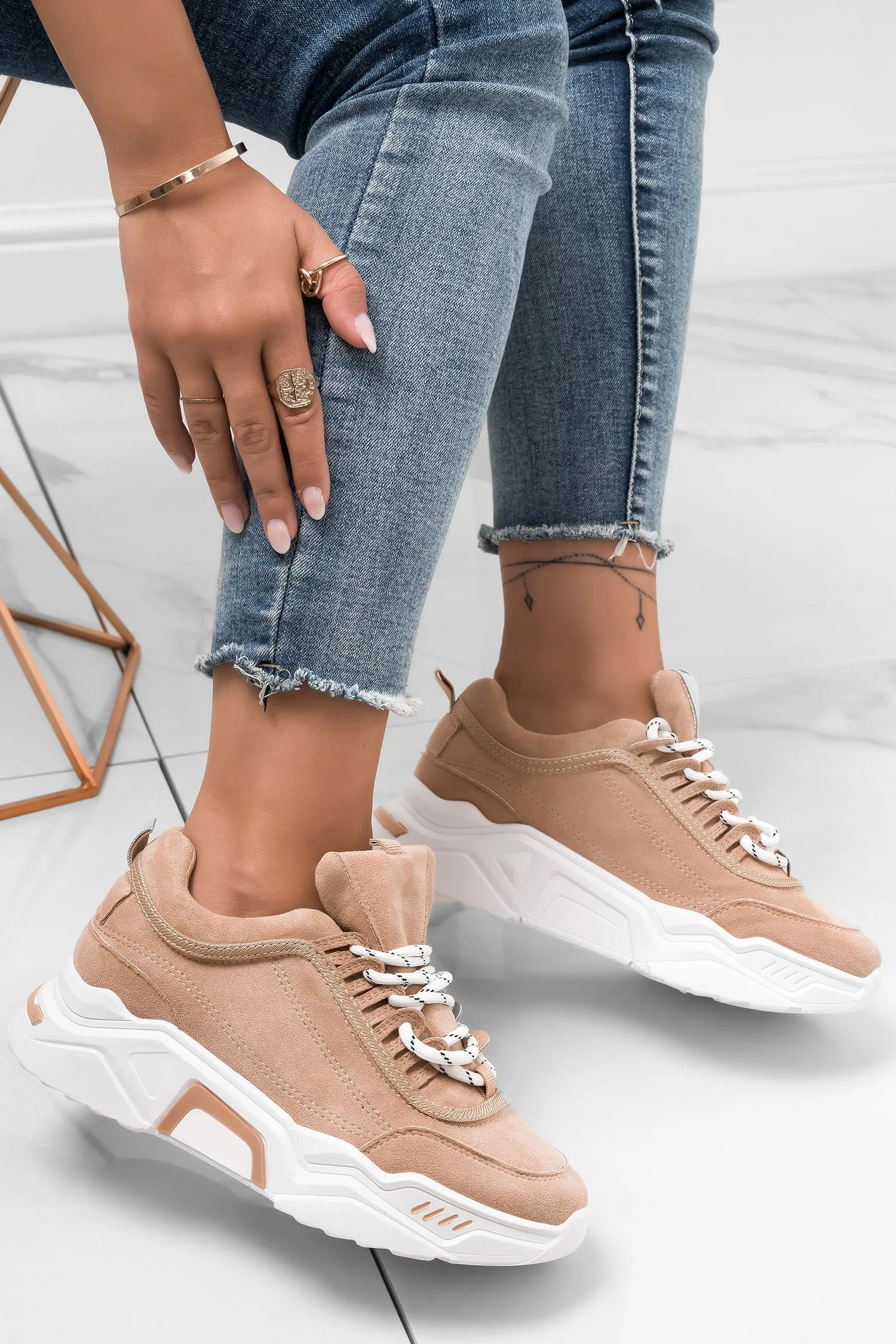 DELIZIA - Sneakers beige scamosciate con suola spessa e lacci
