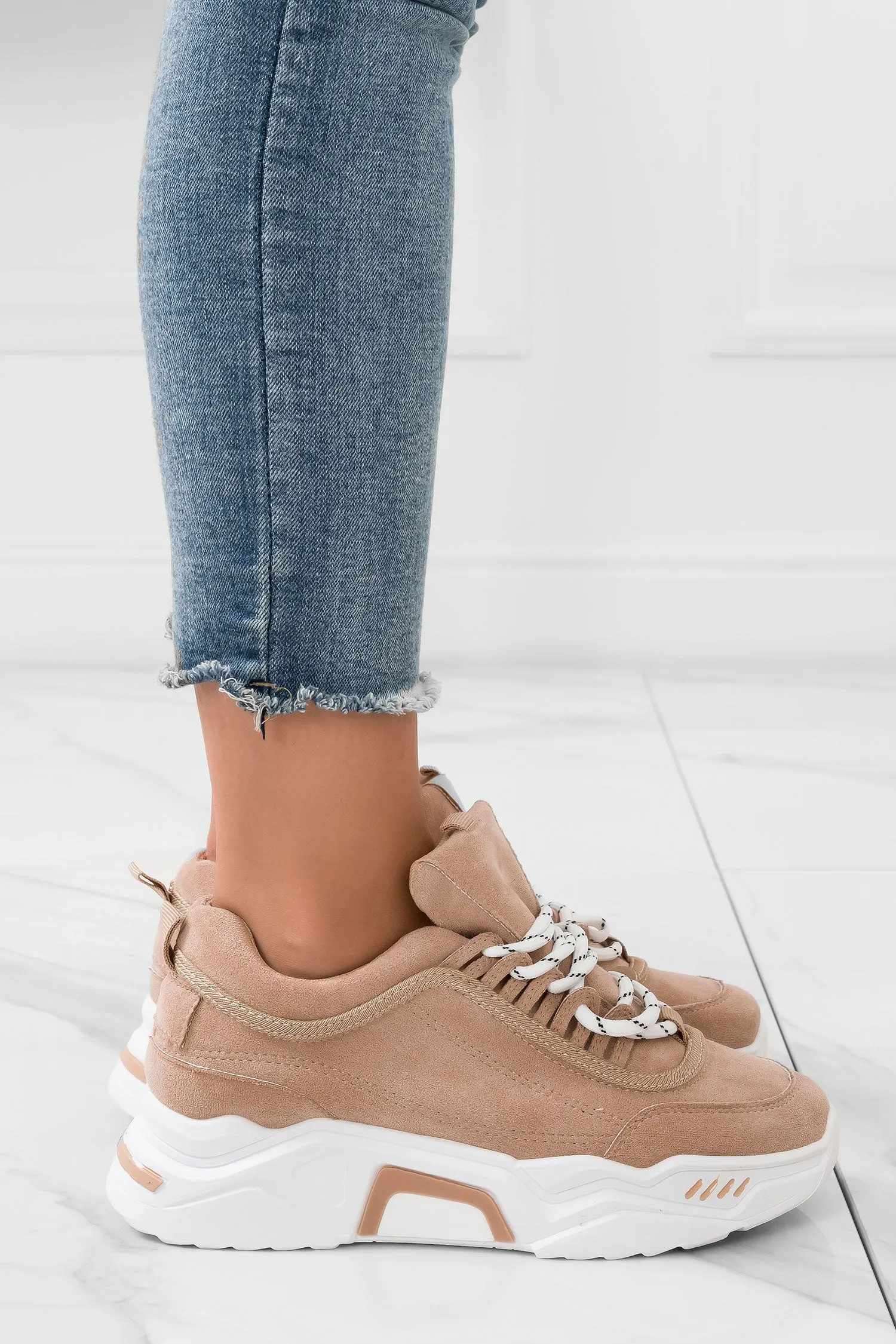 DELIZIA - Sneakers beige scamosciate con suola spessa e lacci