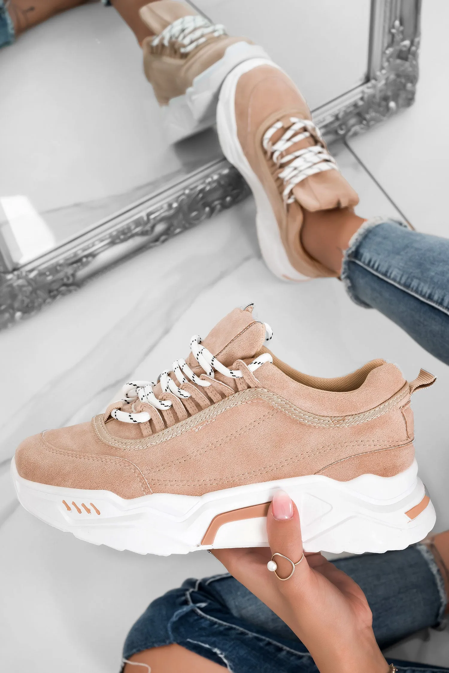 DELIZIA - Sneakers beige scamosciate con suola spessa e lacci
