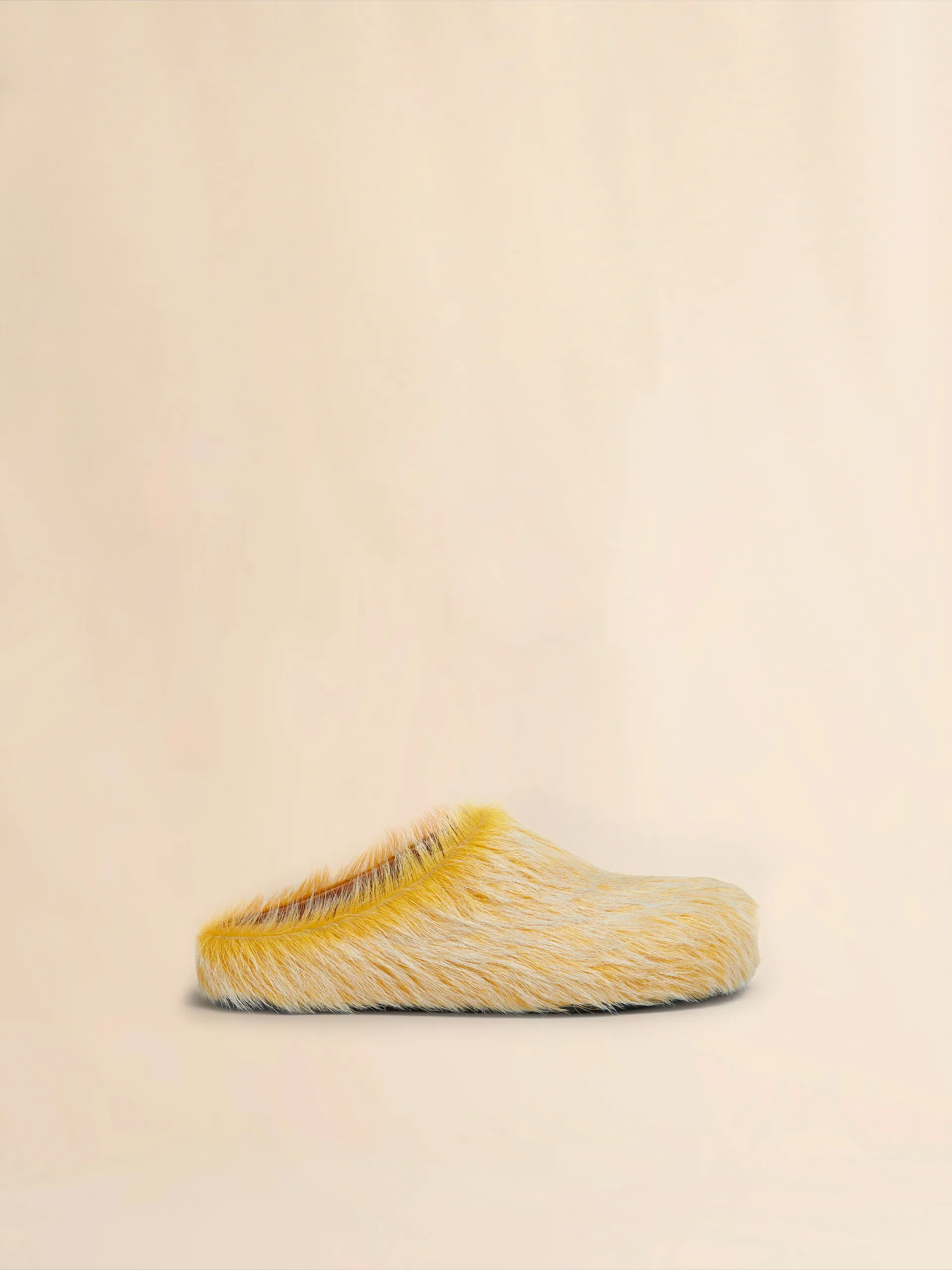 Fussbett sabot in vitello a pelo lungo giallo
