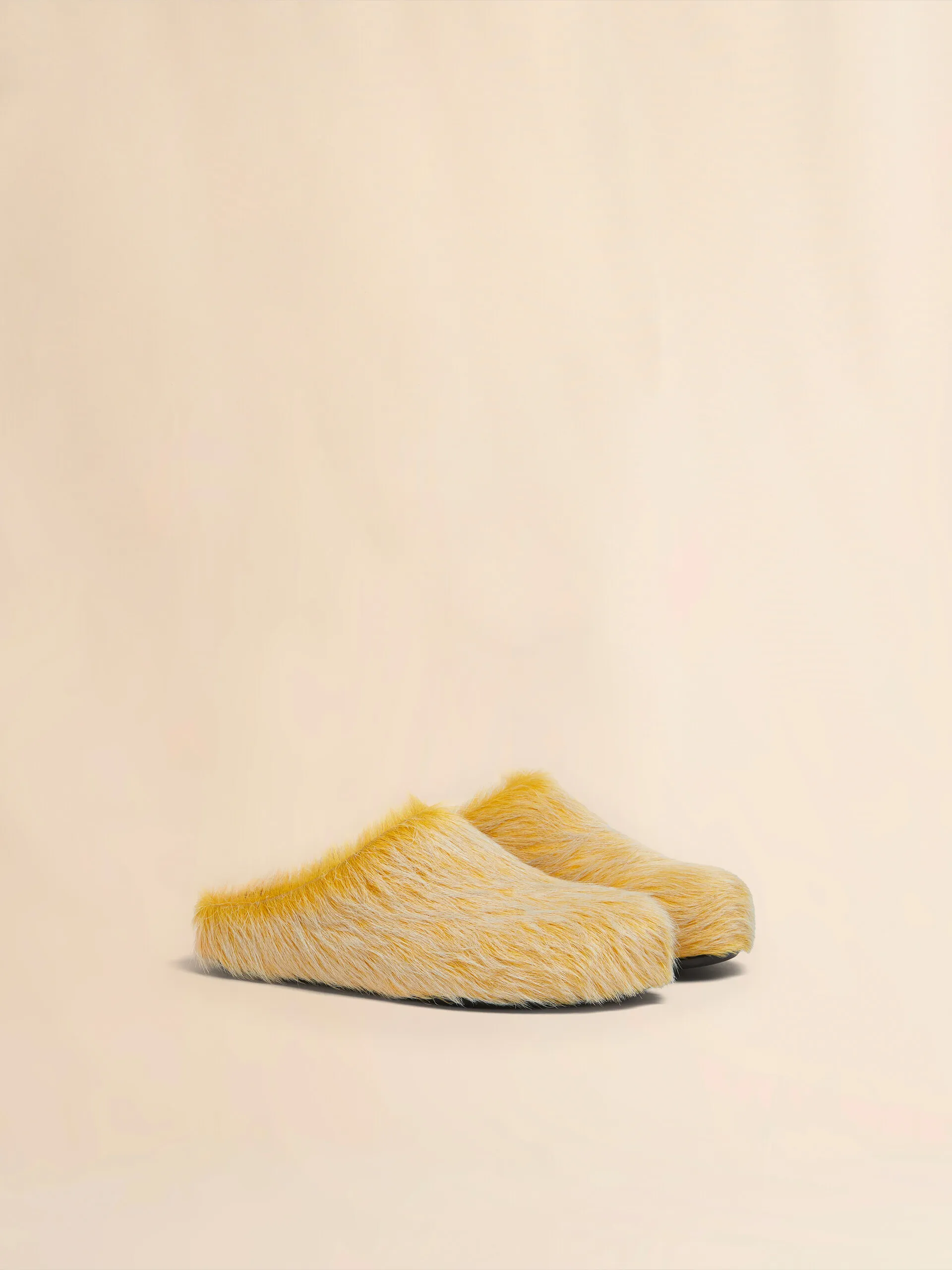 Fussbett sabot in vitello a pelo lungo giallo