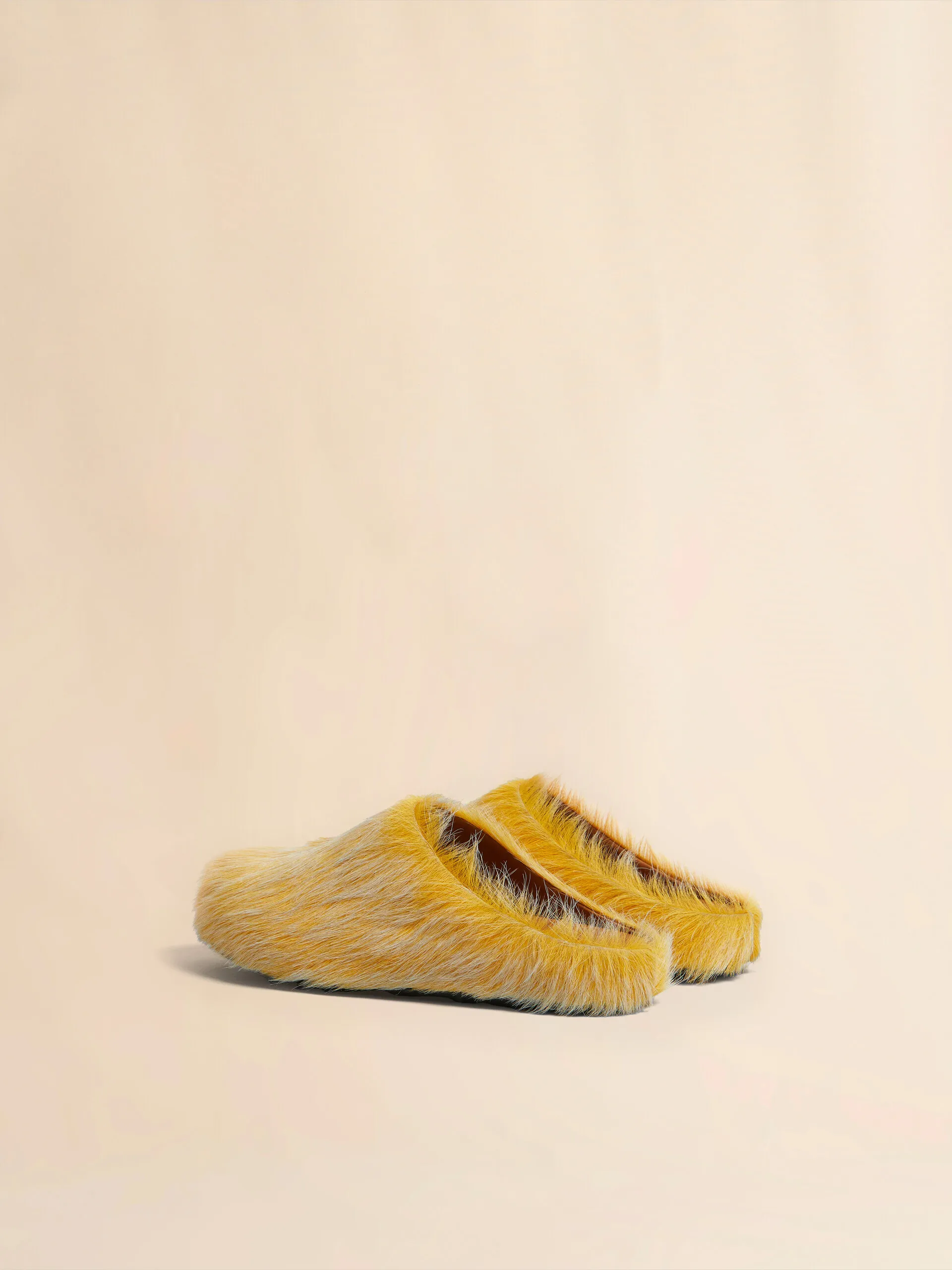 Fussbett sabot in vitello a pelo lungo giallo