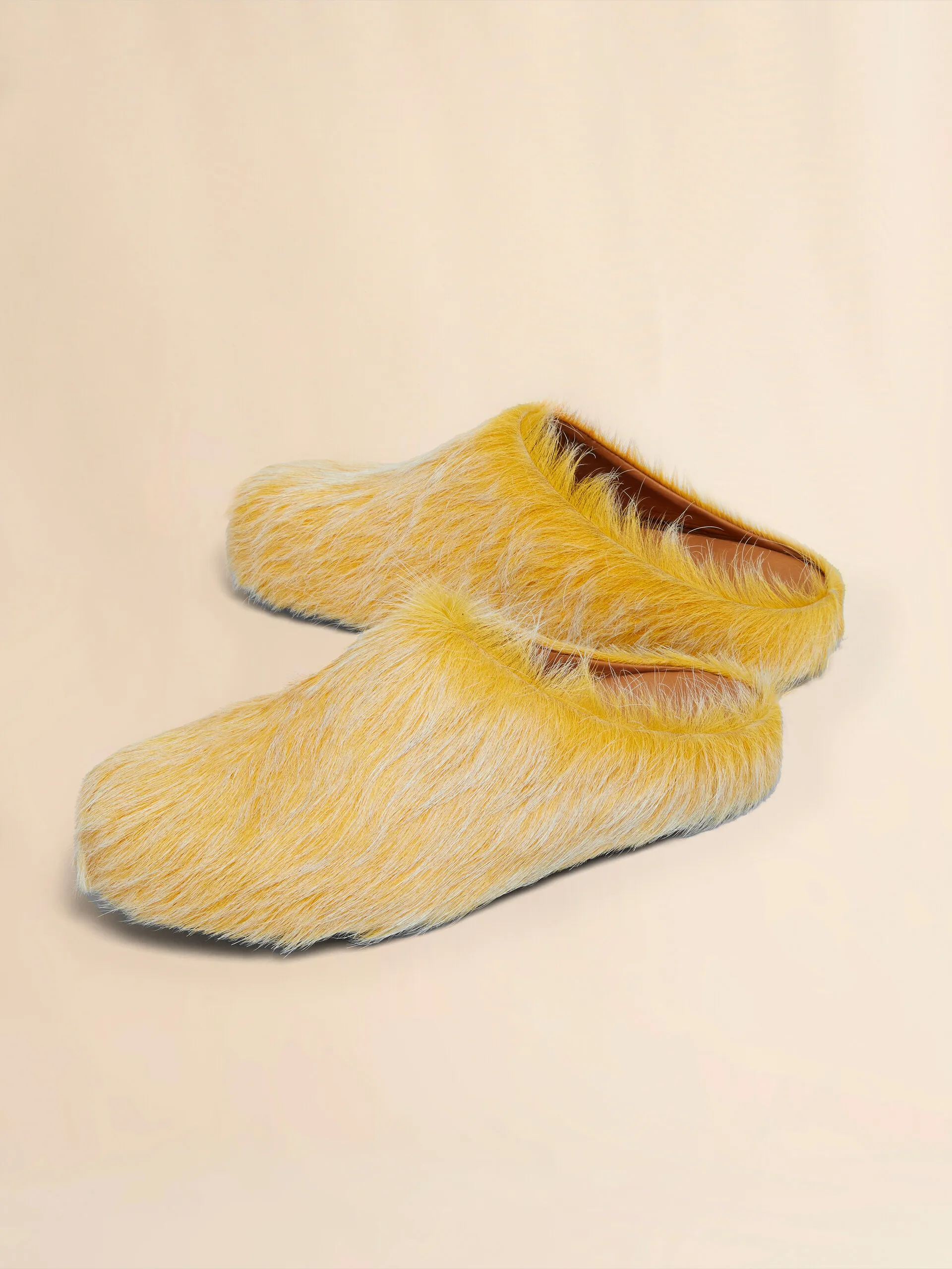Fussbett sabot in vitello a pelo lungo giallo