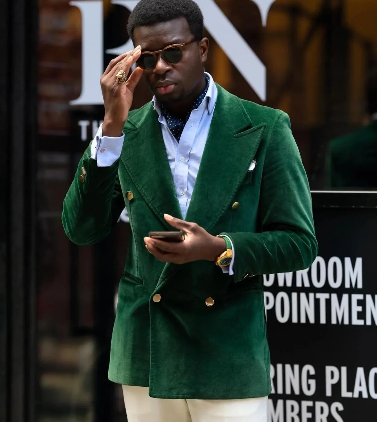 Giacca con risvolto a punta in velluto verde Pantalone beige Custome Terno Masculino Blazer Tuxedo Sposo Prom da sposa Abiti da