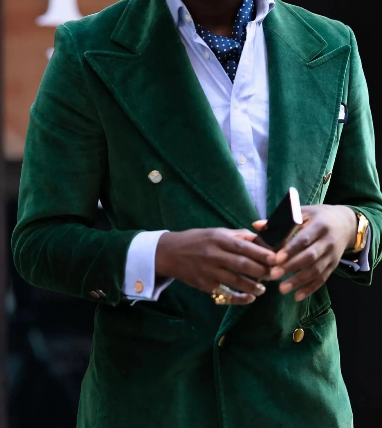 Giacca con risvolto a punta in velluto verde Pantalone beige Custome Terno Masculino Blazer Tuxedo Sposo Prom da sposa Abiti da