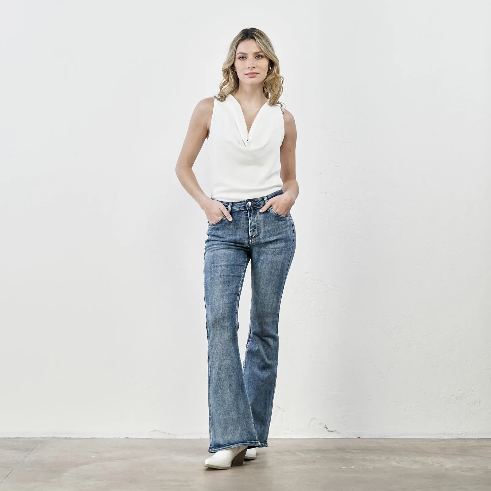 Jeans azzurri a zampa con tasche