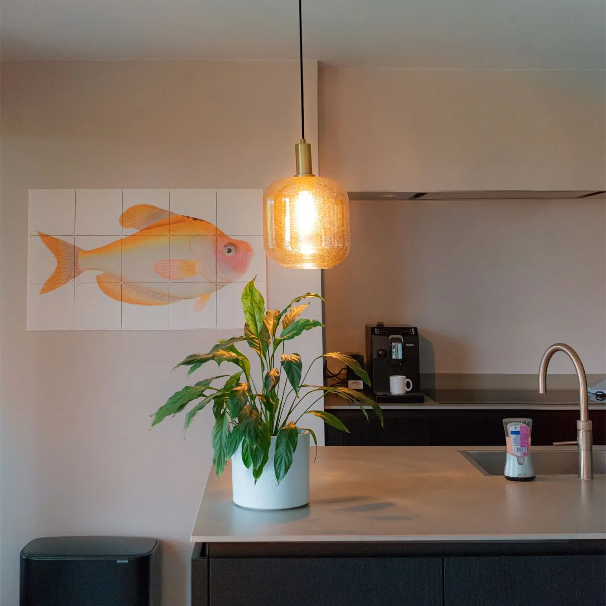 Lampada a sospensione di design nera con ottone e vetro ambra - Zuzanna