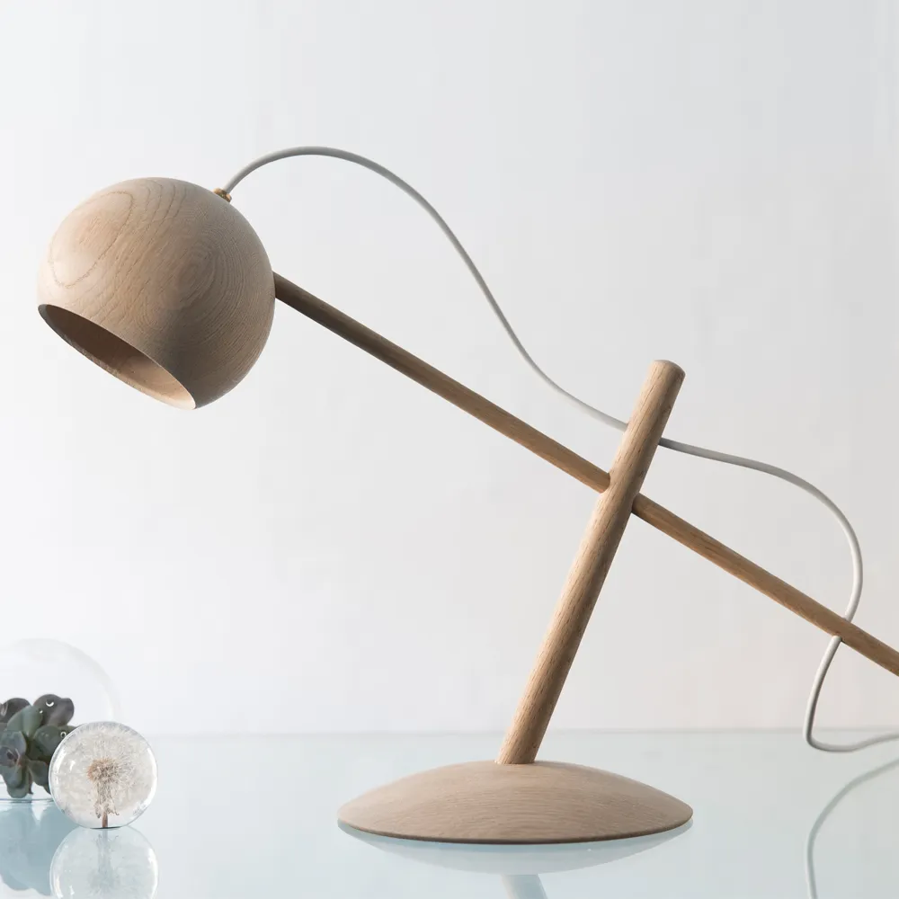 Lampada da tavolo Lune.jf{font-size:18px}rovere oliato affumicato