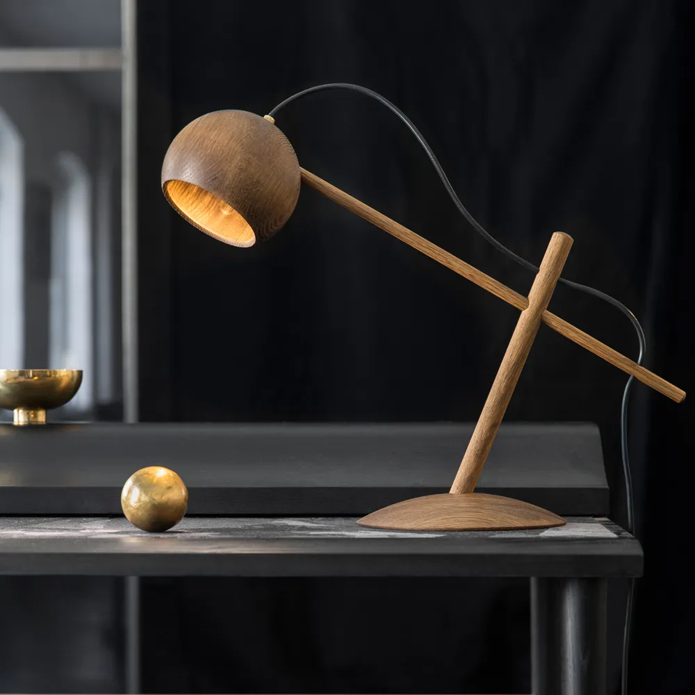Lampada da tavolo Lune.jf{font-size:18px}rovere oliato affumicato