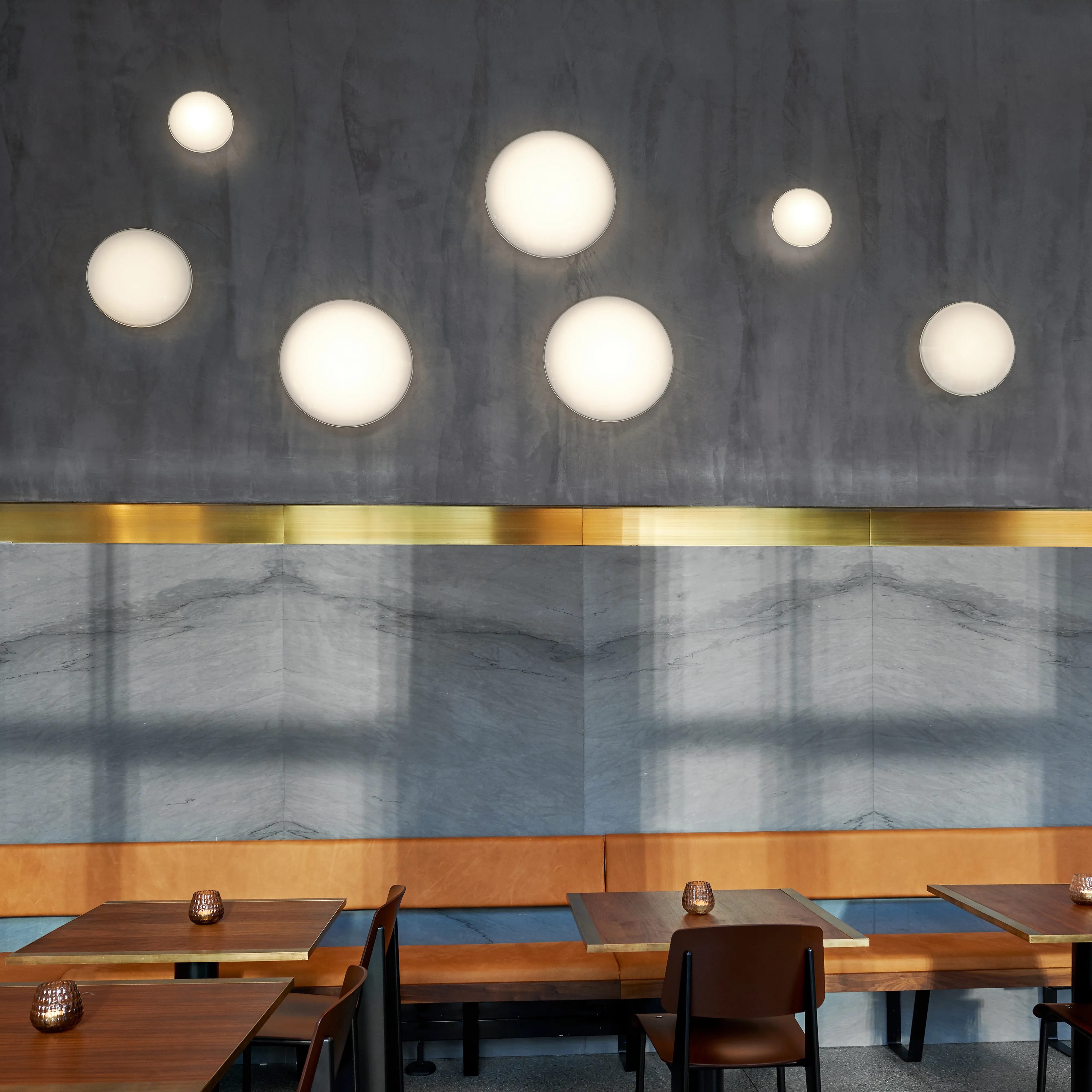 Lampadario-lampada da parete AJ Eklipta Ø35 cm.jk{font-size:18px}Bianco opalino