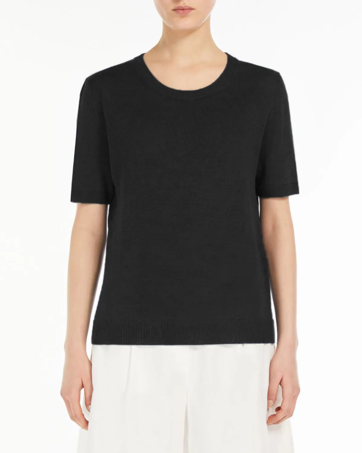 Maglia nera in lino a maniche corte con scollo tondo