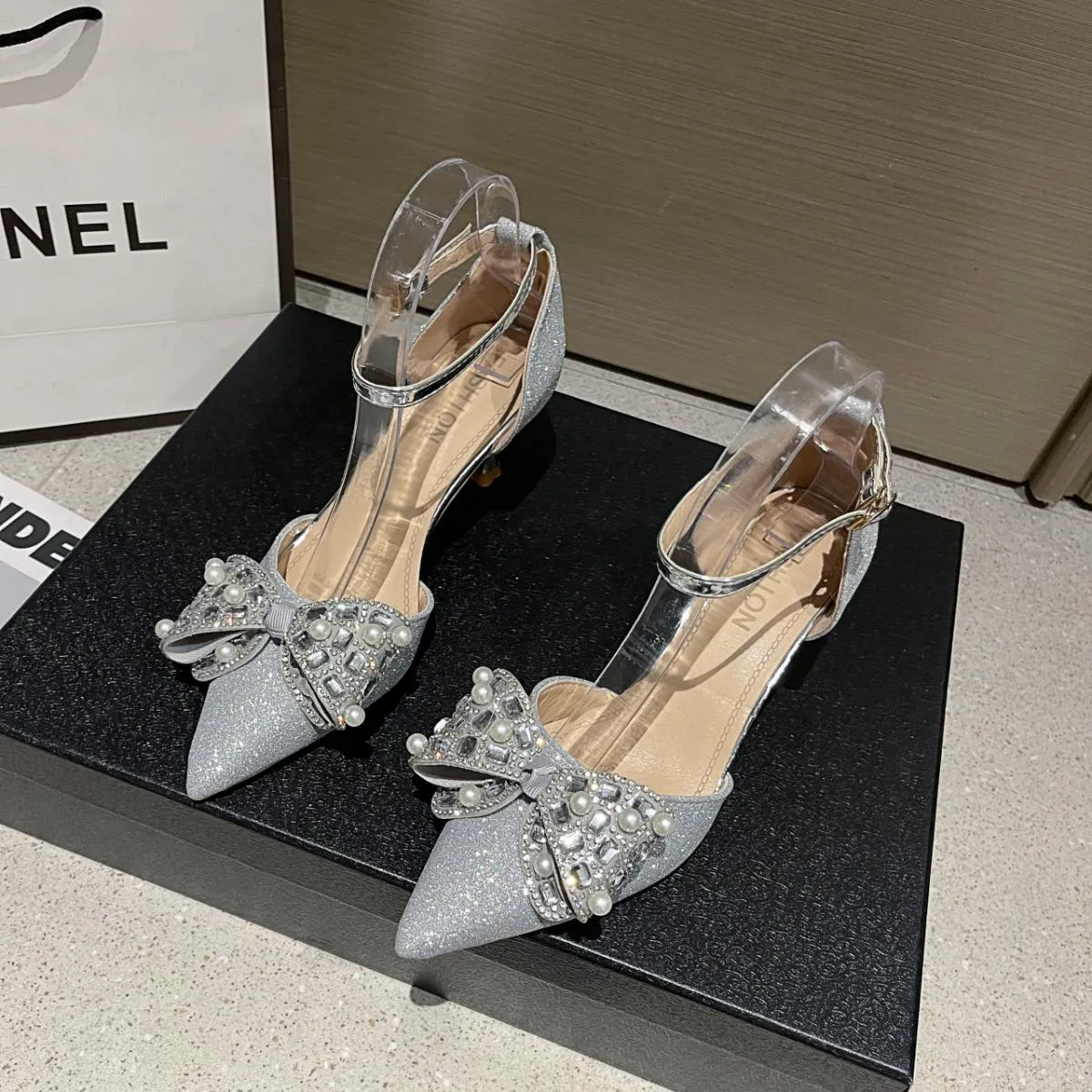 New Luxury Crystal Paillettes Bowknot Décolleté da donna Cinturino alla caviglia Tacchi alti Sandali femminili Moda estiva Scarp