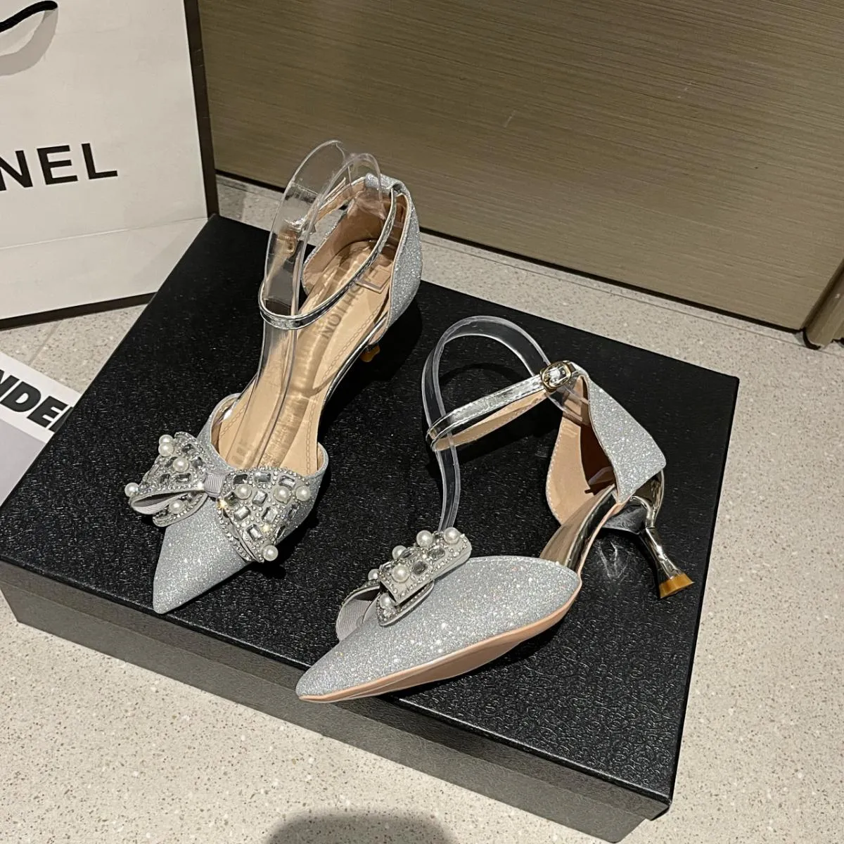 New Luxury Crystal Paillettes Bowknot Décolleté da donna Cinturino alla caviglia Tacchi alti Sandali femminili Moda estiva Scarp