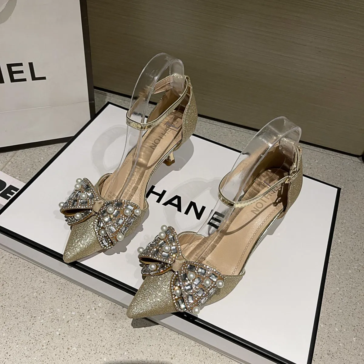 New Luxury Crystal Paillettes Bowknot Décolleté da donna Cinturino alla caviglia Tacchi alti Sandali femminili Moda estiva Scarp