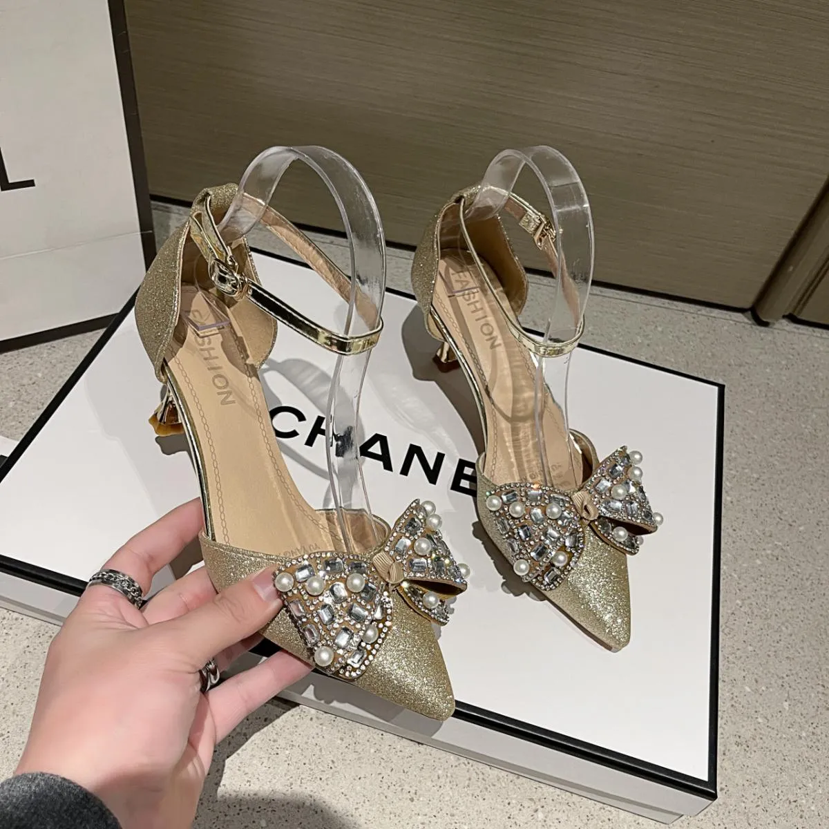 New Luxury Crystal Paillettes Bowknot Décolleté da donna Cinturino alla caviglia Tacchi alti Sandali femminili Moda estiva Scarp