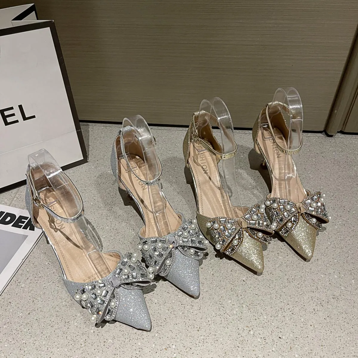 New Luxury Crystal Paillettes Bowknot Décolleté da donna Cinturino alla caviglia Tacchi alti Sandali femminili Moda estiva Scarp