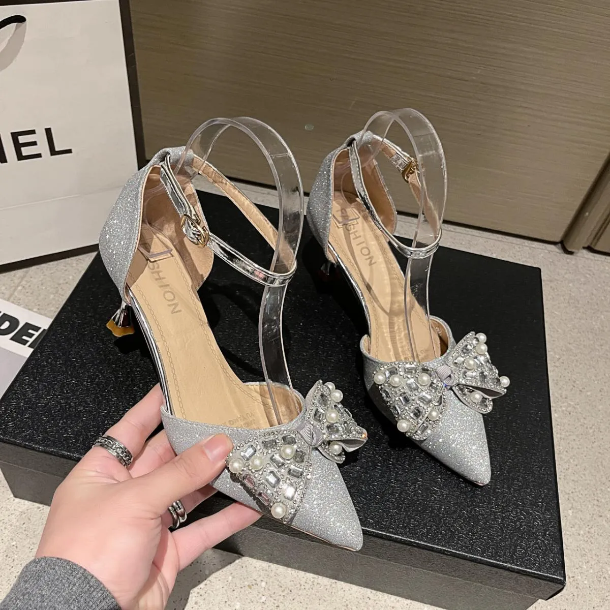 New Luxury Crystal Paillettes Bowknot Décolleté da donna Cinturino alla caviglia Tacchi alti Sandali femminili Moda estiva Scarp