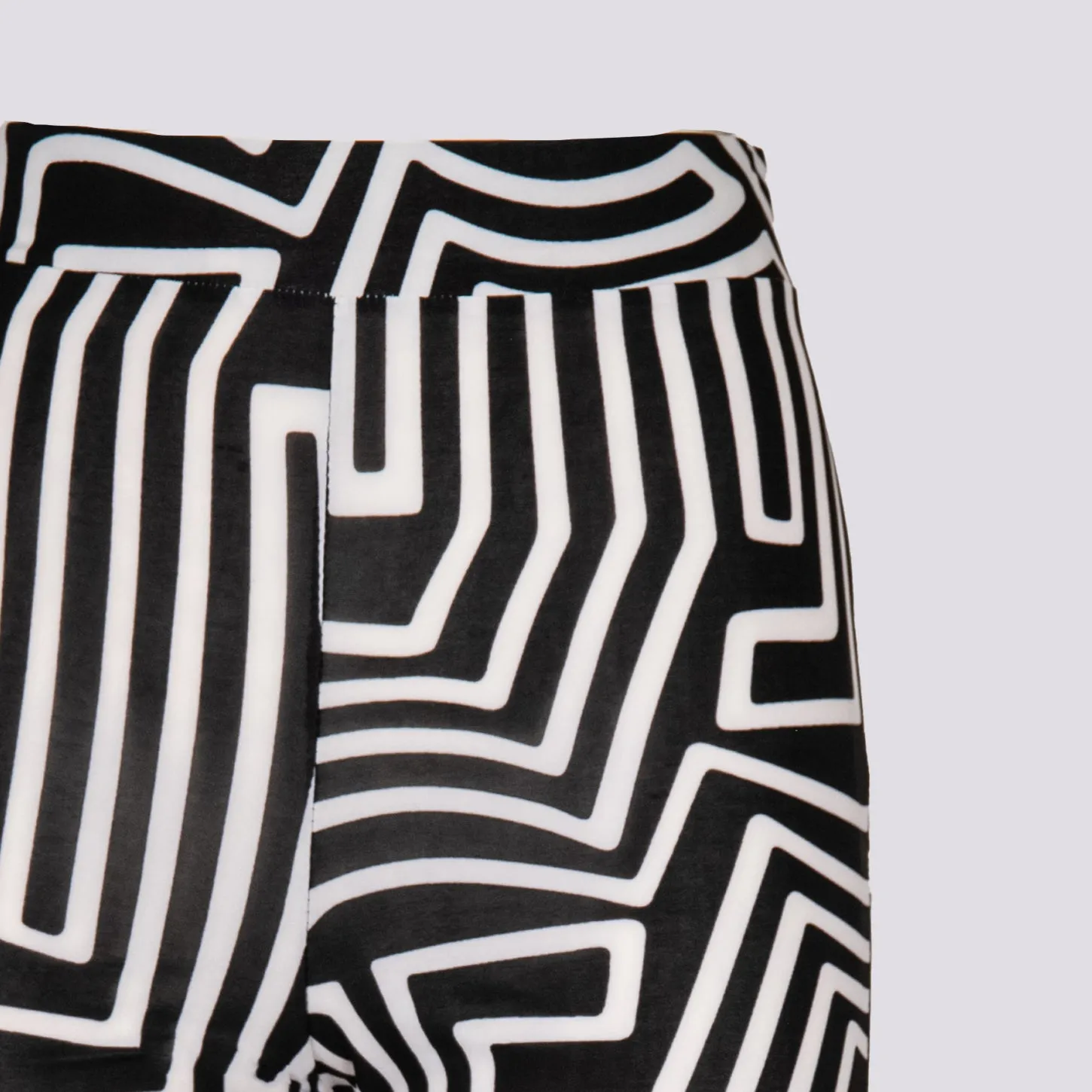 Pantalone a zampa in fantasia geometrica bianca e nera