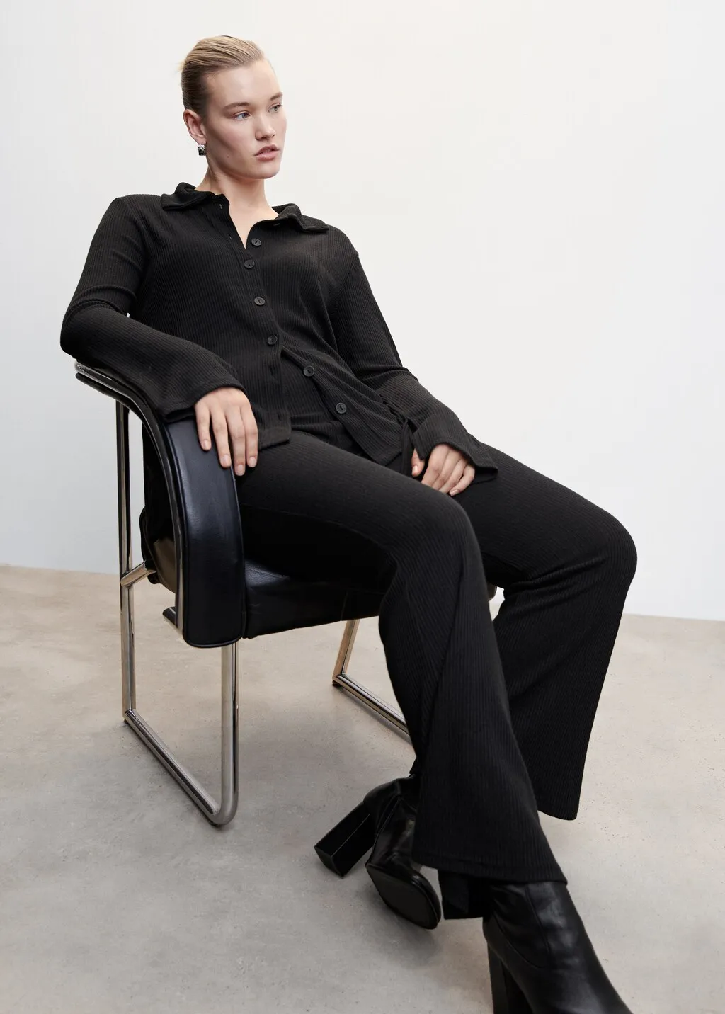 Pantaloni flare a costine