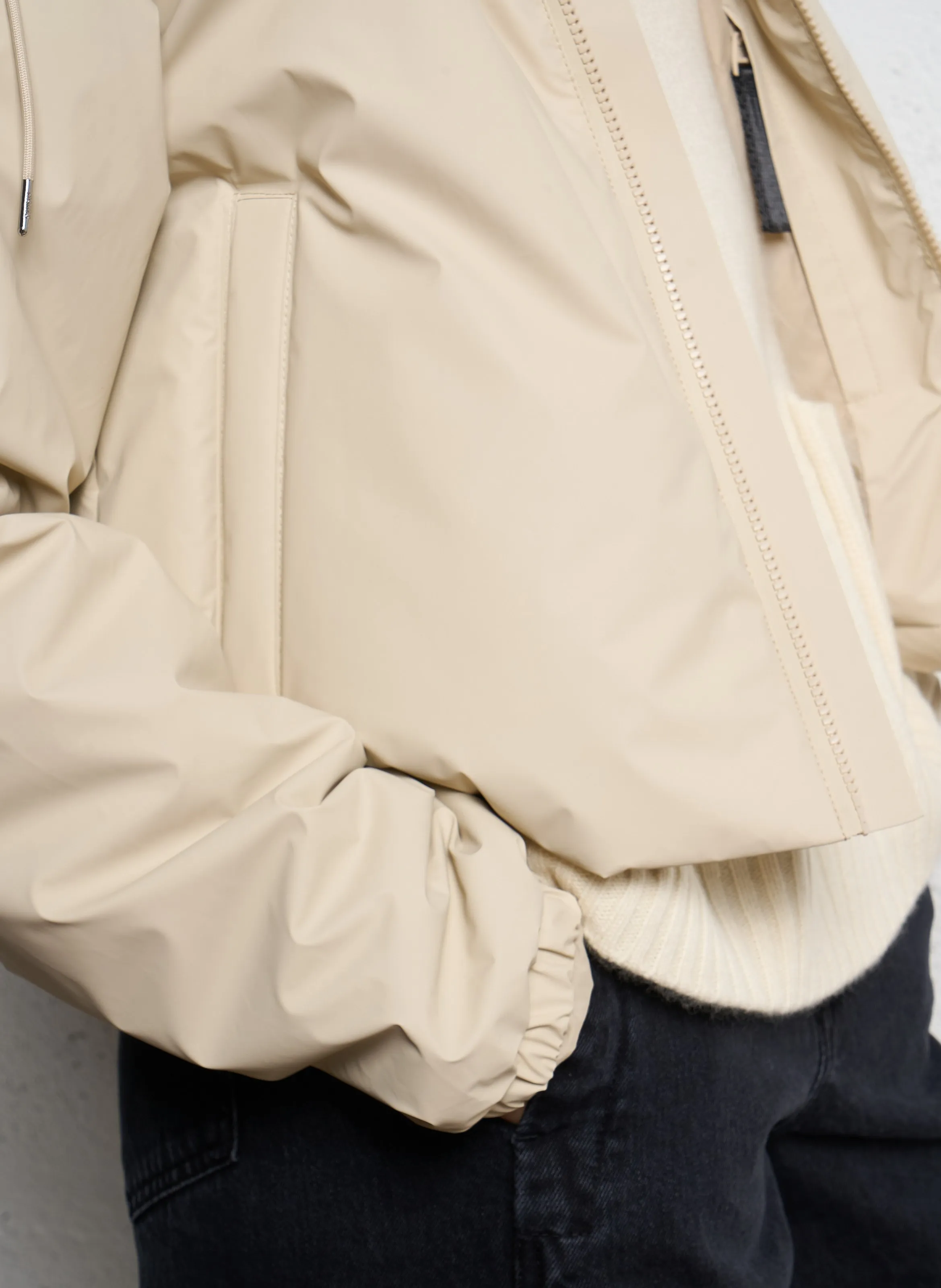  RAINS   Impermeabile corto diritto con collo alto e cappuccio | Beige