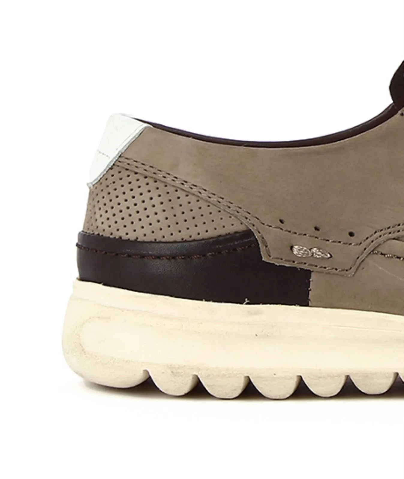 Scarpe beige in pelle con lacci