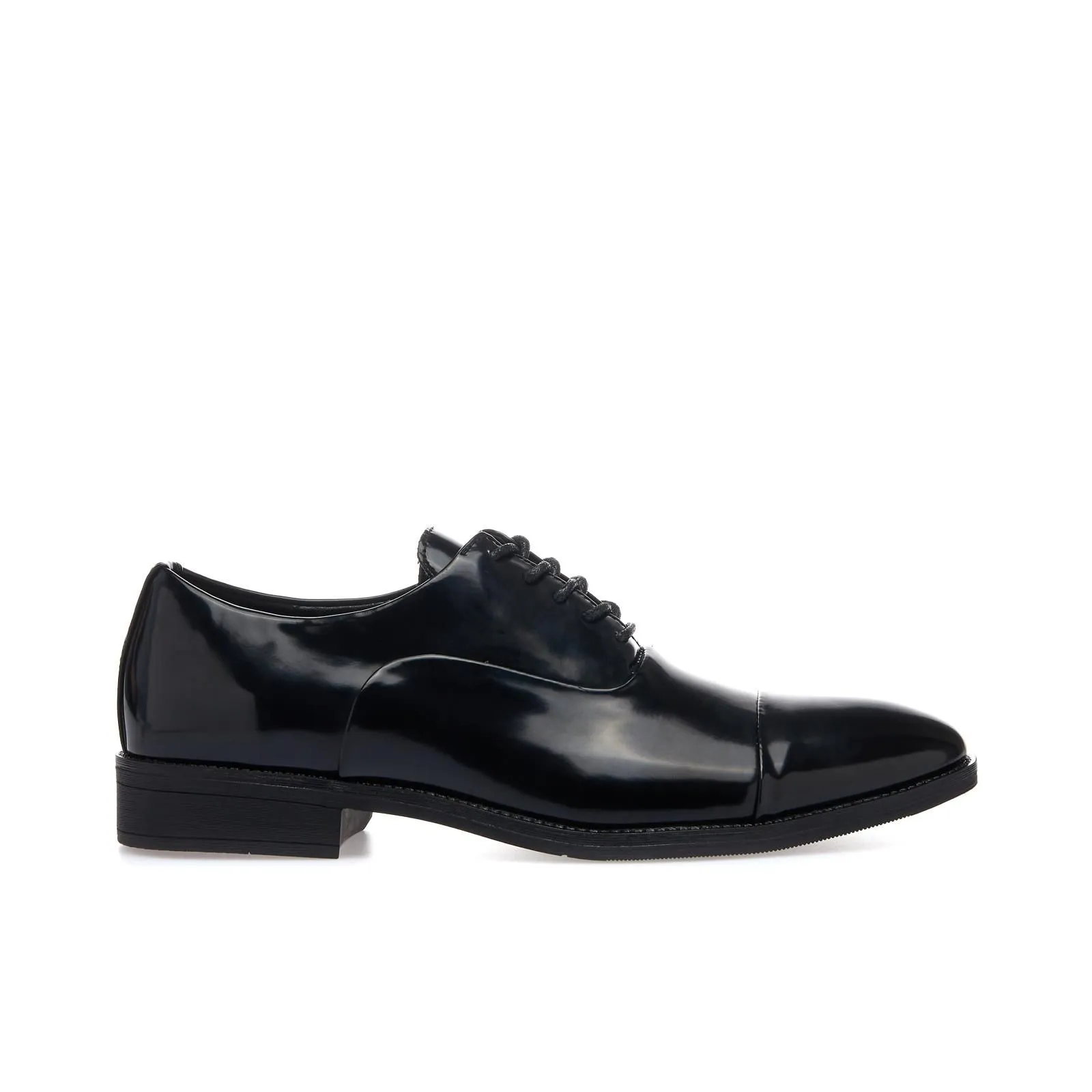 Scarpe eleganti nere lucide con punta segnata