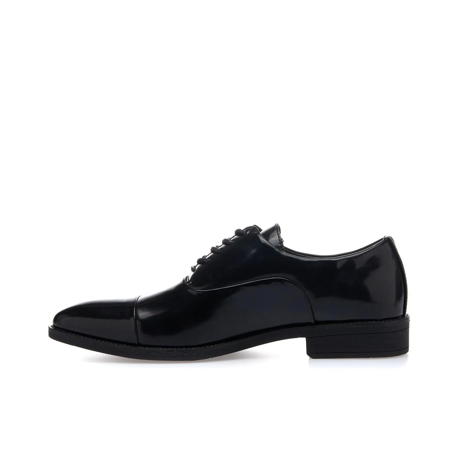 Scarpe eleganti nere lucide con punta segnata