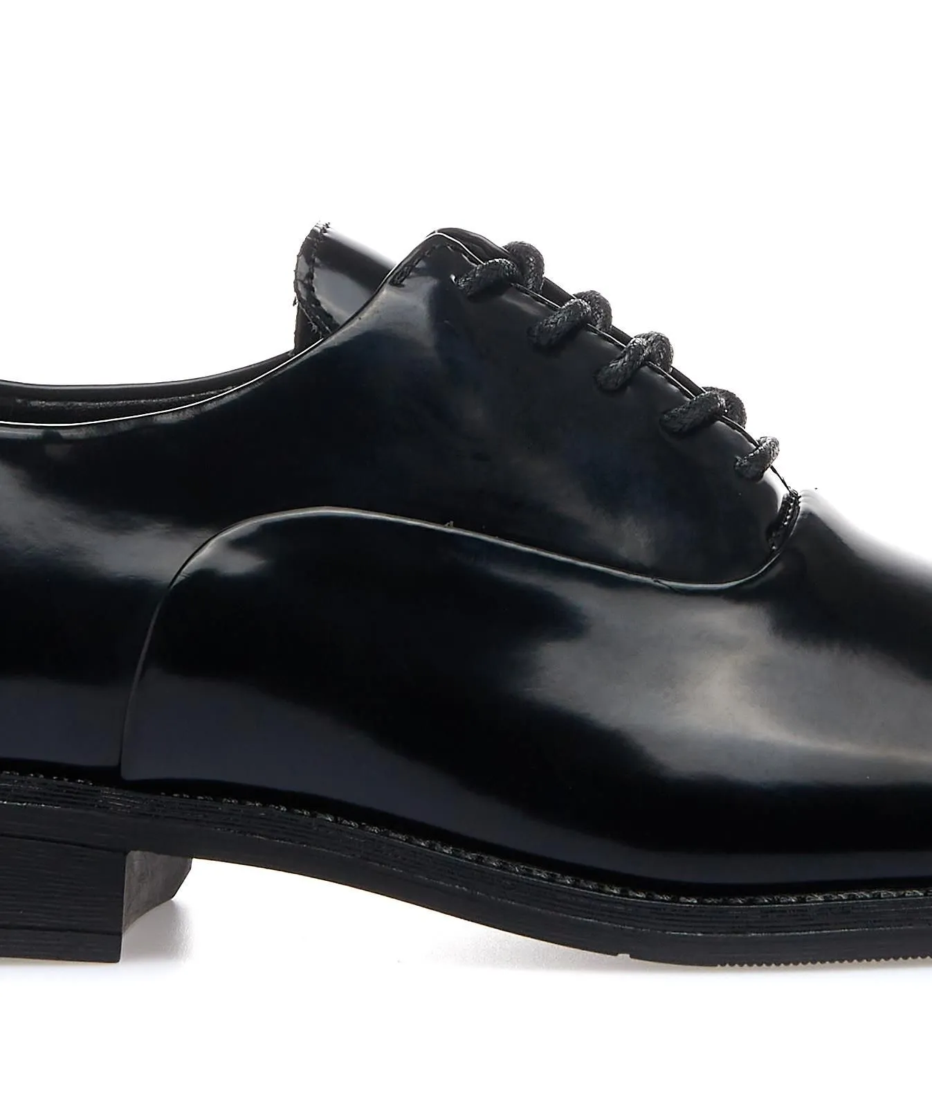 Scarpe eleganti nere lucide con punta segnata