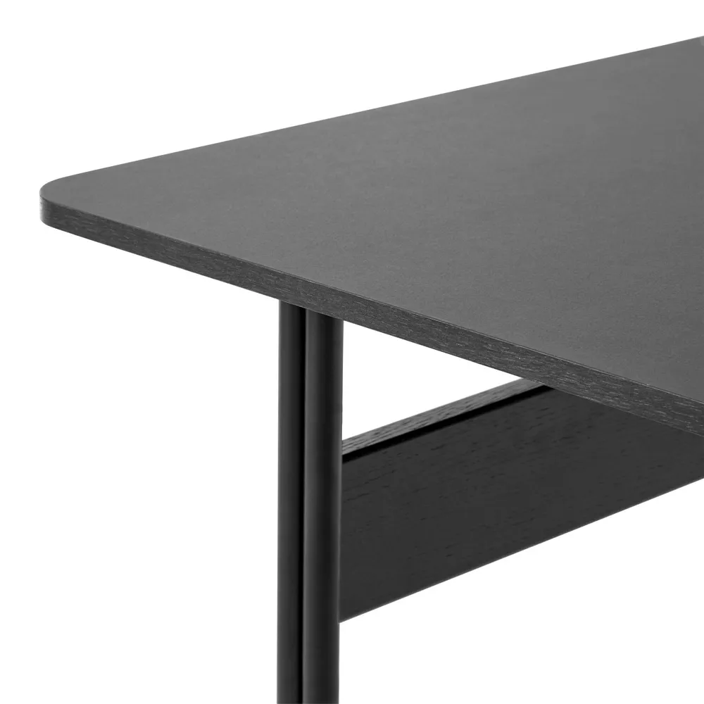 Scrivania Pavilion AV16.jf{font-size:18px}linoleum nero, rovere laccato nero, gambe nere