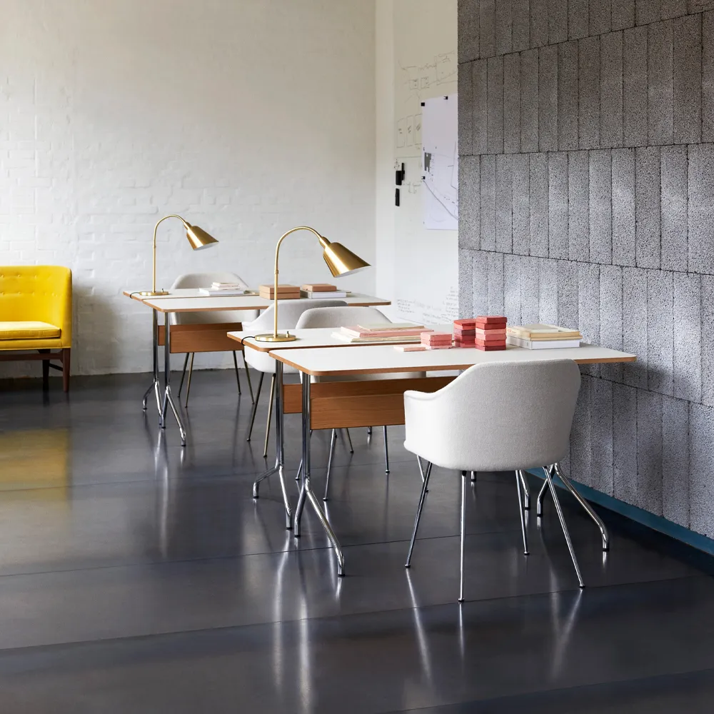 Scrivania Pavilion AV16.jf{font-size:18px}linoleum nero, rovere laccato nero, gambe nere