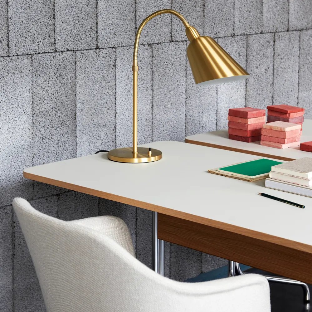 Scrivania Pavilion AV16.jf{font-size:18px}linoleum nero, rovere laccato nero, gambe nere