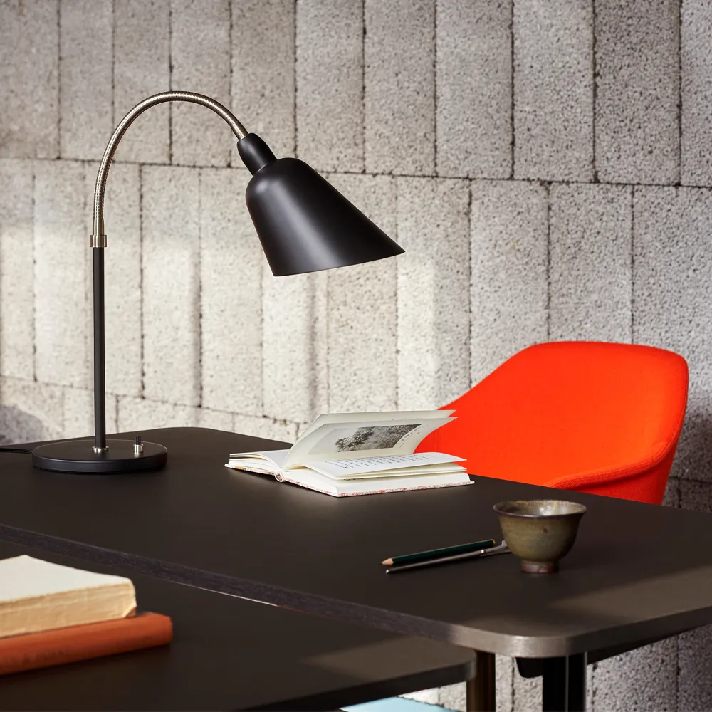 Scrivania Pavilion AV16.jf{font-size:18px}linoleum nero, rovere laccato nero, gambe nere