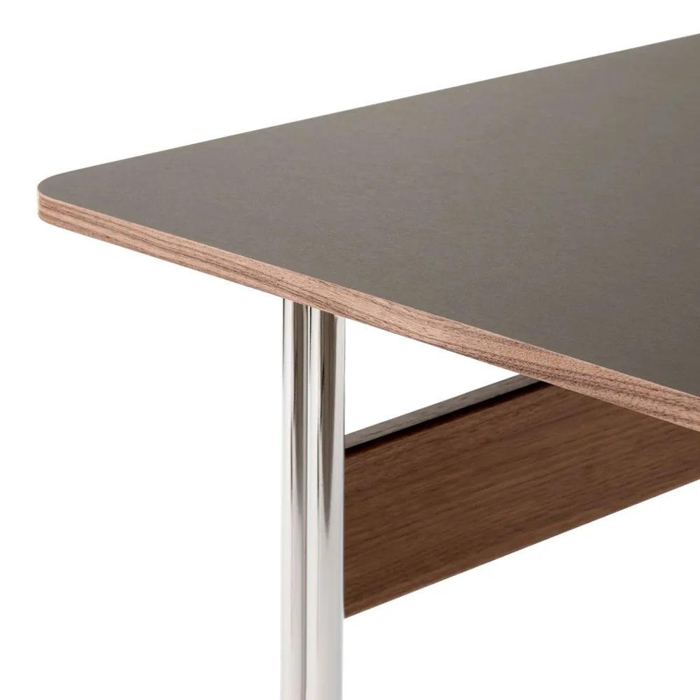 Scrivania Pavilion AV16.jf{font-size:18px}linoleum nero, rovere laccato nero, gambe nere