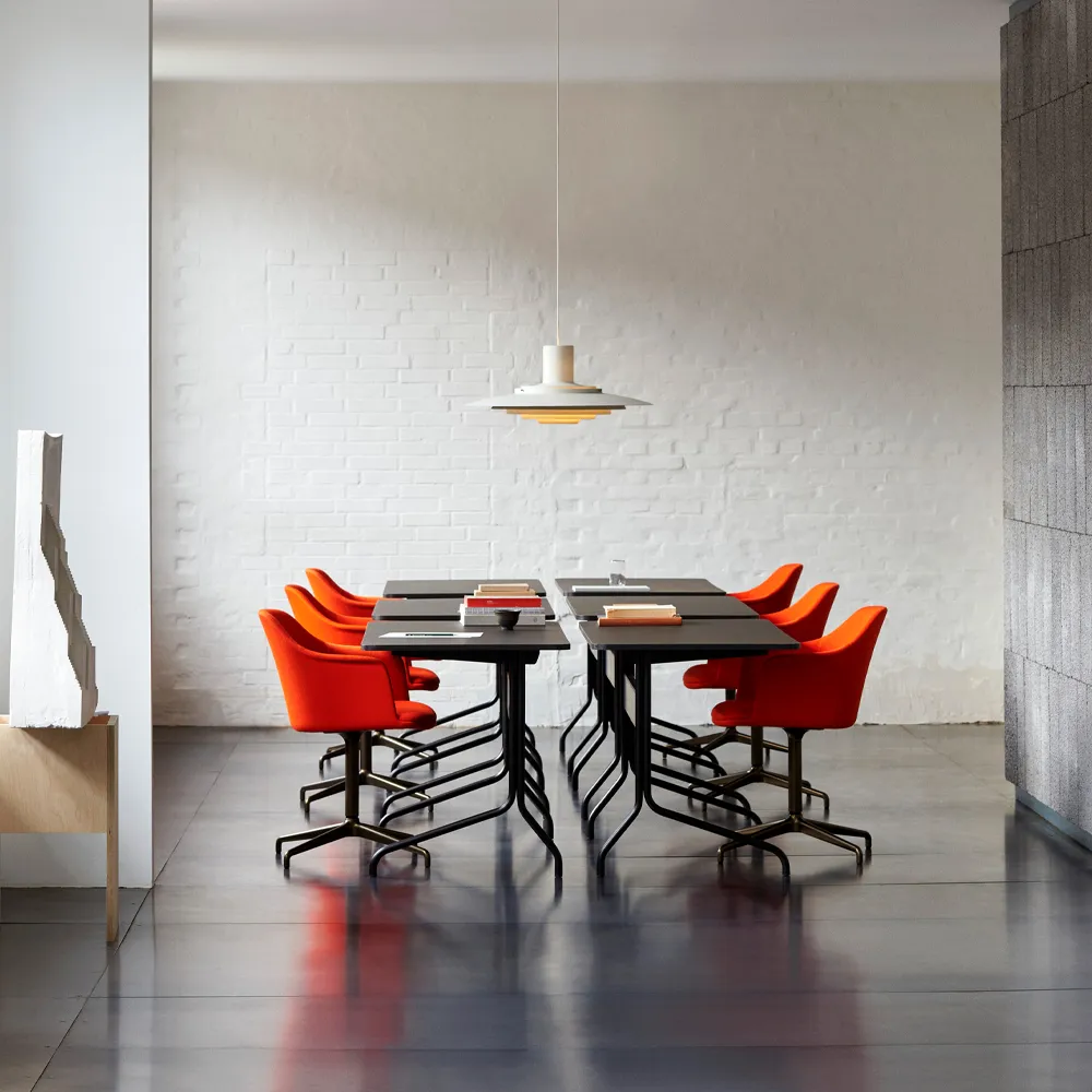 Scrivania Pavilion AV16.jf{font-size:18px}linoleum nero, rovere laccato nero, gambe nere