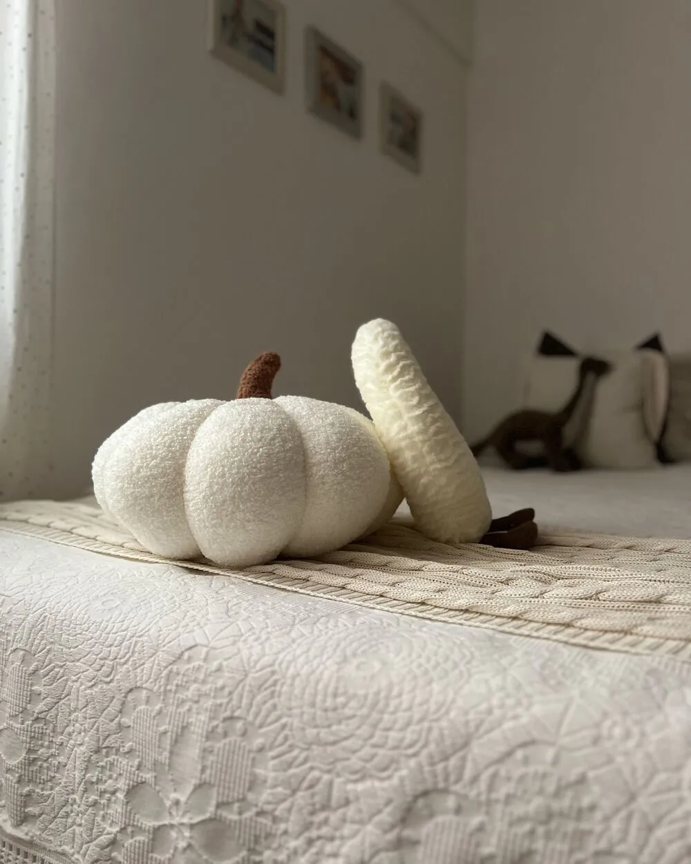 Set of 2 Boucle Cushions Pumpkin ⌀ 28 cm White MUNCHKIN