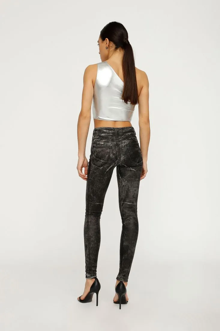 Skinny jeans with a worn effect    